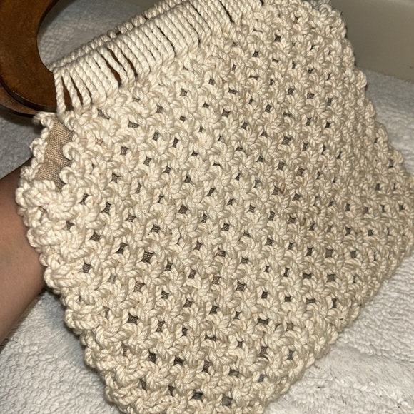 True Vintage Ivory Macrame Crocheted Handbag Purse Brown wooden Handle - Picture 3 of 8